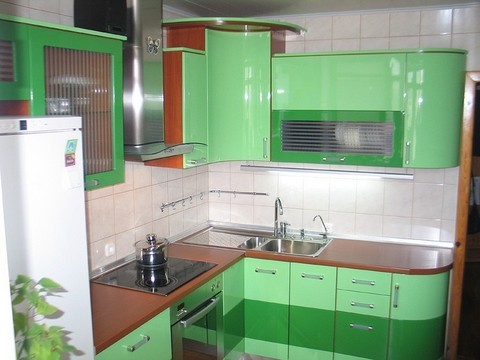 Кухня с полками разной высоты